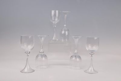 trois verres à vin et une carafe posés sur une table