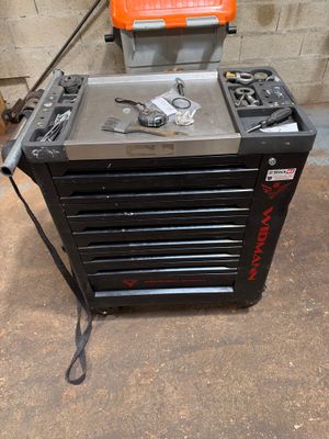 un chariot à outils contenant des outils, dans un garage