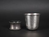 une coupe en argent ancienne et une petite coupe en argent sur fond noir