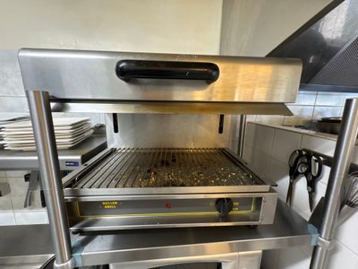 un four équipé d'un gril, dans une cuisine