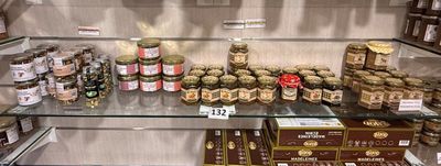 de nombreux bocaux de conserve sur les rayons du magasin