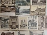 de nombreuses photos de bâtiments anciens et de bâtiments accrochés au mur
