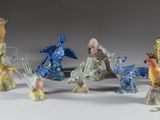 cinq figurines d'oiseaux posés sur une surface blanche