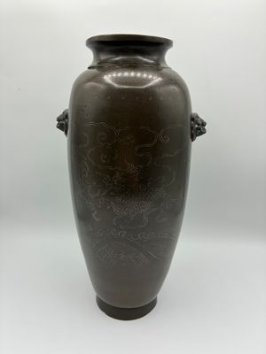 un vase brun avec une anse sur fond blanc