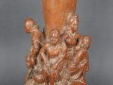 une image représentant un vase surmonté d'un bouquet de figurines