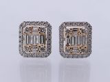 une paire de boucles d'oreilles en or blanc et en or jaune, serties de diamants