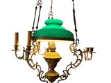 une photo d'un lustre muni d'un abat-jour vert suspendu au plafond