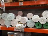 de nombreux rouleaux de papier toilette sur les rayons du magasin