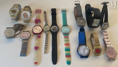 un grand nombre de montres posées sur une table