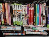 une caisse en plastique noire remplie de DVD et de livres