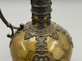 un vase en or surmonté d'une couronne