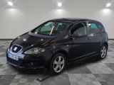 la photo d'une voiture noire garée dans un garage