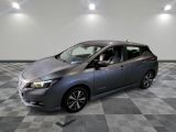 La Nissan Leaf est garée sur un sol à damier dans un garage