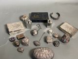 beaucoup d'objets en argent posés sur une table