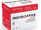 une boîte de papier à photocopie de bureau sur fond blanc