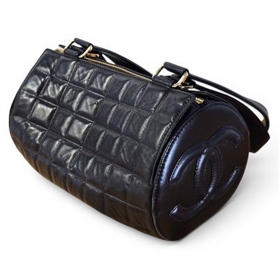 chanel black quilted leather handbag with gold hardware