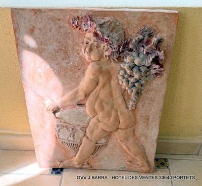 Plaque en terre cuite représentant un Bacchus avec une grapp…