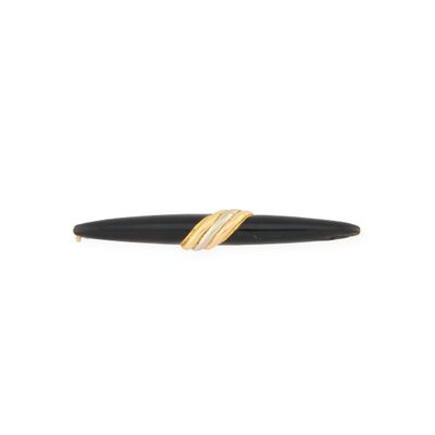 un gros plan d'un stylo orné d'une bague dorée