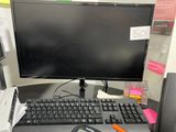 une image d'un bureau d'ordinateur avec un clavier et un écran