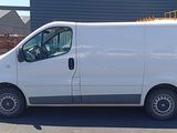 une camionnette blanche garée dans un parking