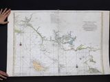 quelqu'un tient une grande carte de l'océan devant un fond noir