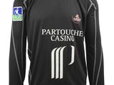un t-shirt noir à manches longues avec un logo blanc sur la poitrine