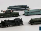 plusieurs petits trains sont alignés sur une surface blanche