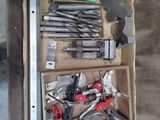 une boîte remplie d'outils posés sur le sol