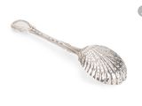 une cuillère en argent ornée d'un motif de feuille