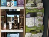 de nombreux rayons remplis de produits alimentaires dans un magasin, sur lesquels sont disposés de nombreux articles
