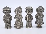 trois figurines en pewter représentant des personnages en costumes variés