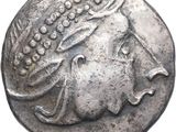 gros plan d'une pièce de monnaie sur laquelle figure une tête de femme