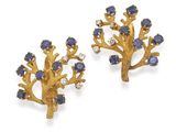 une paire de boucles d'oreilles en saphir et diamant