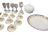 beaucoup d'assiettes, de tasses et de soucoupes sur la table