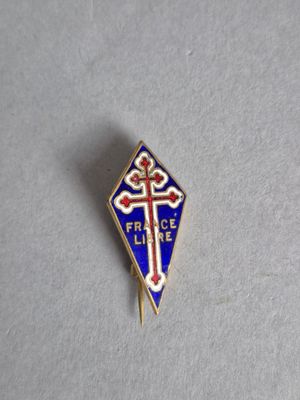 un gros plan d'une broche bleue et blanche ornée d'une croix
