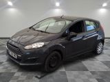 la voiture noire est garée sur un sol en damier dans le garage