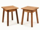 une paire de petits tabourets en bois sur fond blanc