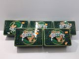 quatre caisses de bière Perrier posées sur une table