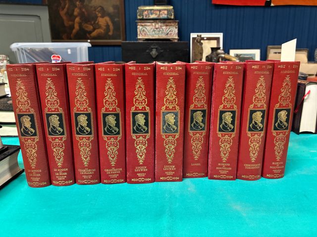 LITTÉRATURE – STENDHAL – Suite de 10 volumes dont : Chroniques it
