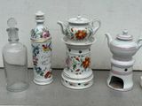 de nombreux vases et bocaux de toutes sortes sur la table