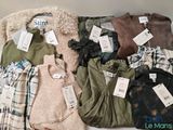 un tas de vêtements posés sur une table