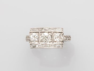 une bague Art déco sertie de trois diamants
