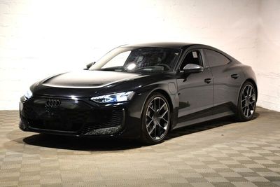 une photo d'une voiture de sport noire garée dans un garage