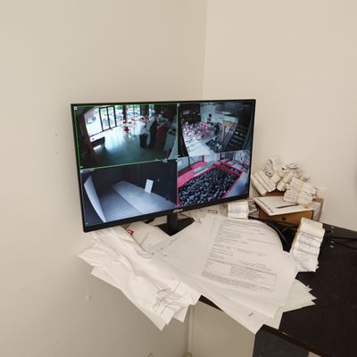 Ecran de surveillance DAHUA et modem (dans la baie de brassa…