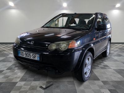 la photo d'une petite voiture noire garée dans un garage