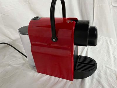 une machine à café rouge et blanche avec une poignée noire