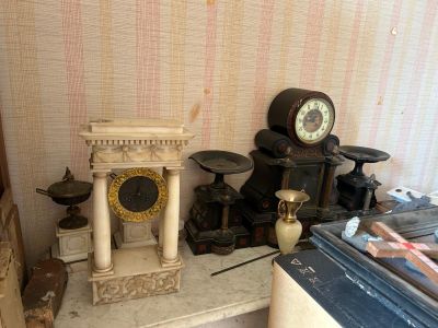 une petite table surmontée d'une horloge