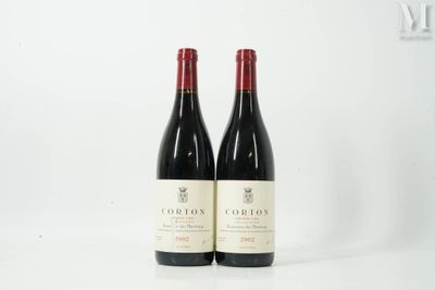 deux bouteilles de vin rouge posées l'une à côté de l'autre sur une table