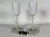 deux verres à vin posés l'un à côté de l'autre sur une table