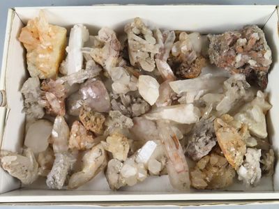 une boîte remplie de pierres et de cristaux posée sur une table